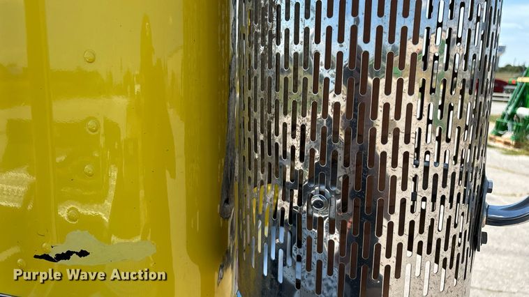 image for item ED2211 2012 Peterbilt 337 semi truck