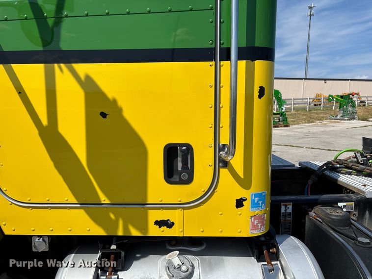 image for item ED2211 2012 Peterbilt 337 semi truck