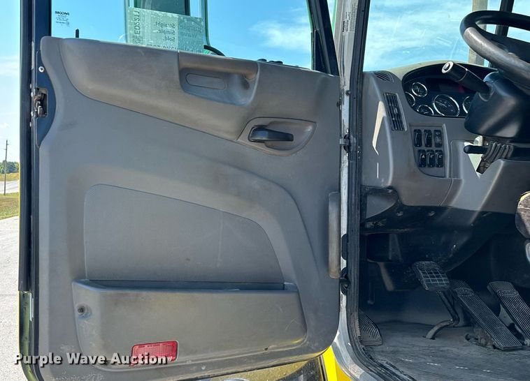 image for item ED2211 2012 Peterbilt 337 semi truck