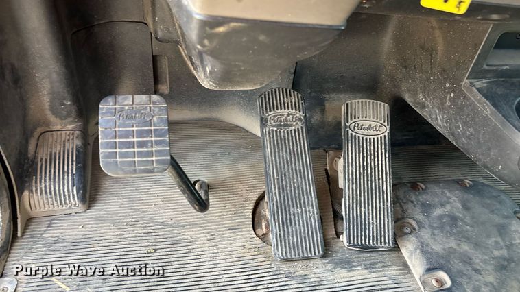 image for item ED2211 2012 Peterbilt 337 semi truck
