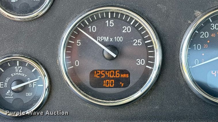 image for item ED2211 2012 Peterbilt 337 semi truck