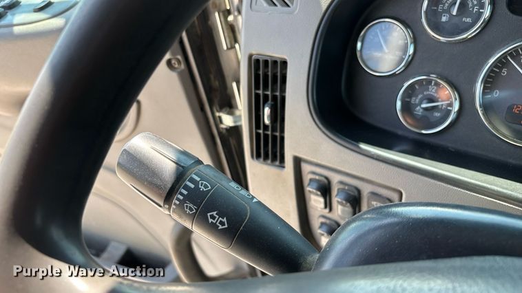 image for item ED2211 2012 Peterbilt 337 semi truck