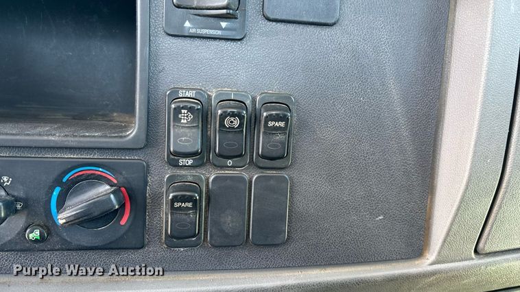 image for item ED2211 2012 Peterbilt 337 semi truck