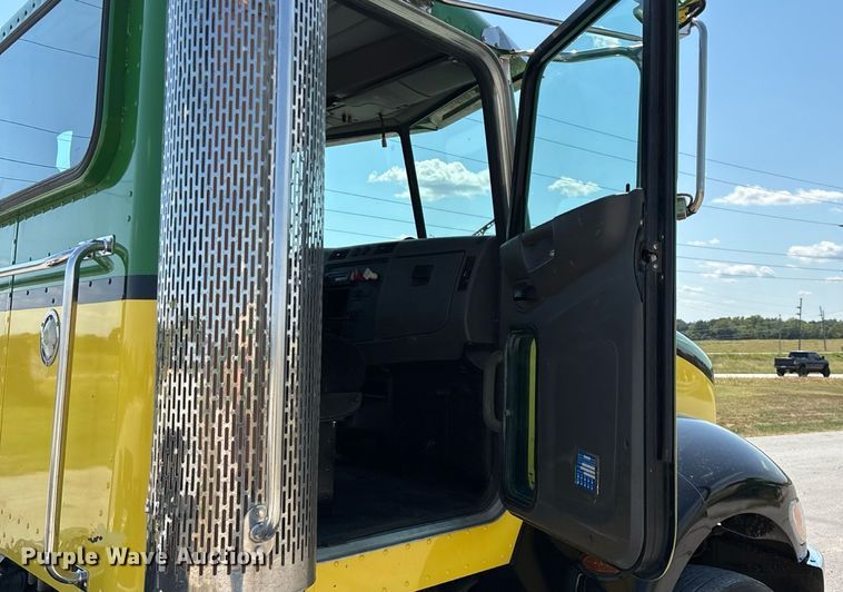 image for item ED2211 2012 Peterbilt 337 semi truck