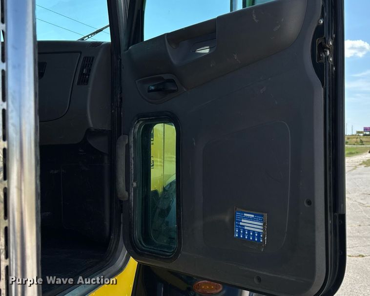 image for item ED2211 2012 Peterbilt 337 semi truck