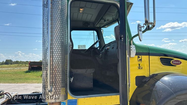 image for item ED2211 2012 Peterbilt 337 semi truck