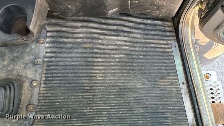 image for item ED2211 2012 Peterbilt 337 semi truck