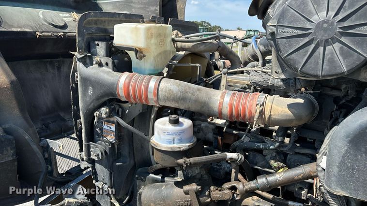 image for item ED2211 2012 Peterbilt 337 semi truck