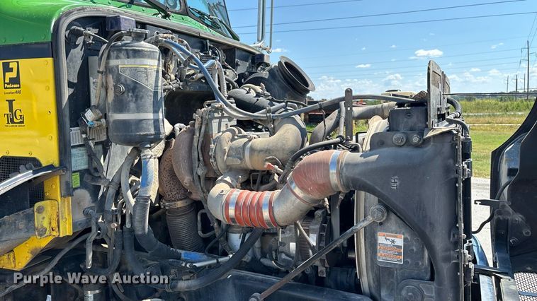 image for item ED2211 2012 Peterbilt 337 semi truck