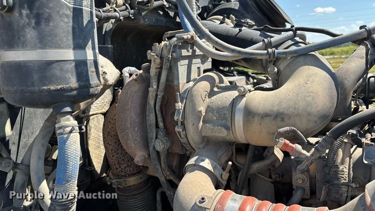 image for item ED2211 2012 Peterbilt 337 semi truck