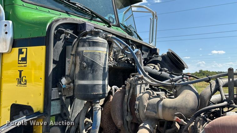 image for item ED2211 2012 Peterbilt 337 semi truck