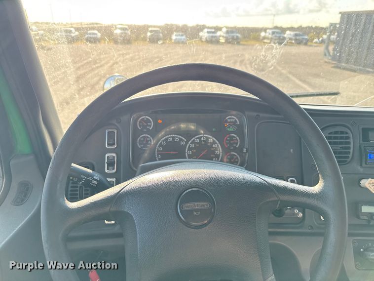 image for item ED5880 2011 Freightliner Business Class M2 rollback truck