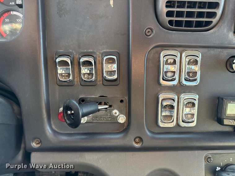 image for item ED5880 2011 Freightliner Business Class M2 rollback truck