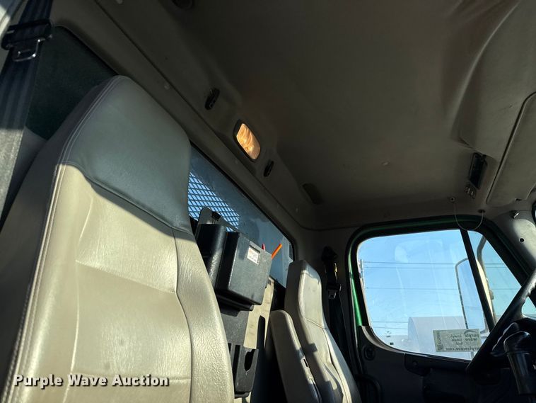 image for item ED5880 2011 Freightliner Business Class M2 rollback truck