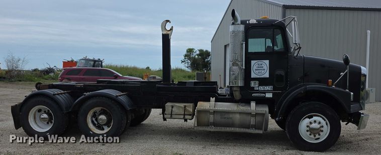 image for item EF3767 1998 Freightliner  FL112 hook lift truck