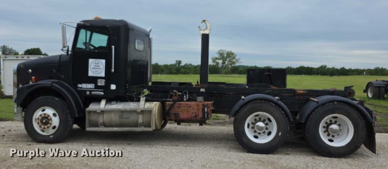 image for item EF3767 1998 Freightliner  FL112 hook lift truck