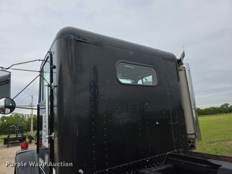 image for item EF3767 1998 Freightliner  FL112 hook lift truck