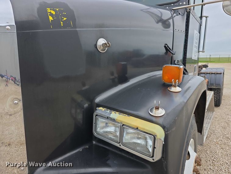 image for item EF3767 1998 Freightliner  FL112 hook lift truck