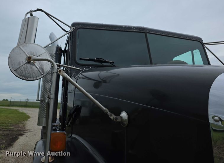 image for item EF3767 1998 Freightliner  FL112 hook lift truck