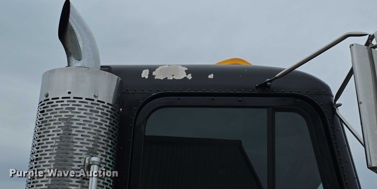 image for item EF3767 1998 Freightliner  FL112 hook lift truck