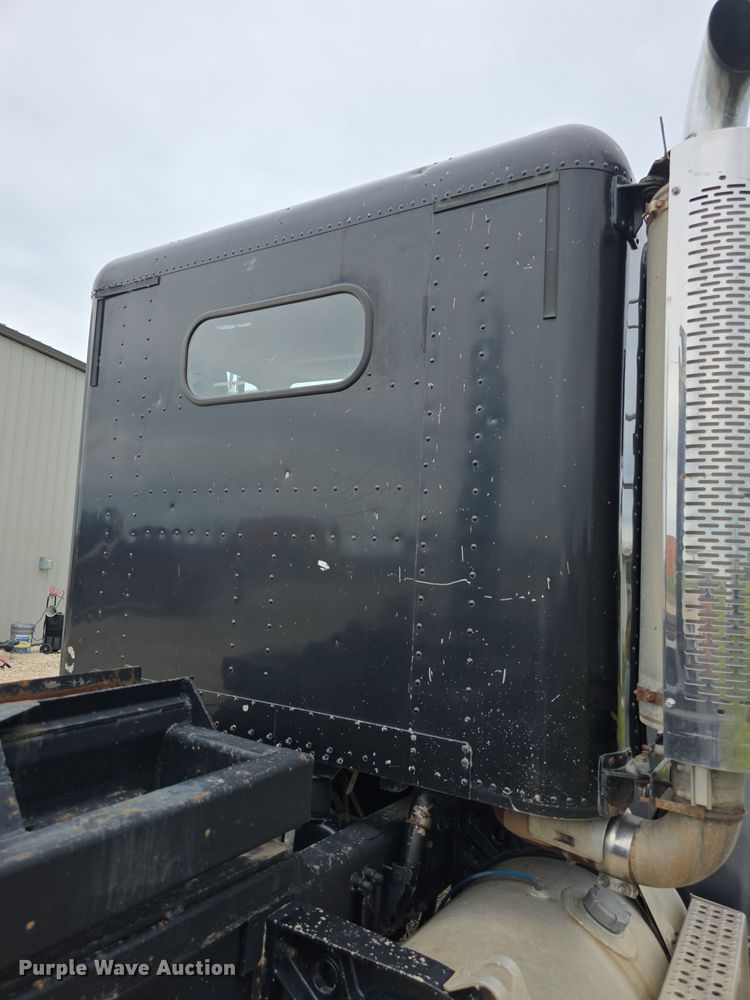 image for item EF3767 1998 Freightliner  FL112 hook lift truck