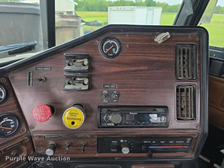 image for item EF3767 1998 Freightliner  FL112 hook lift truck