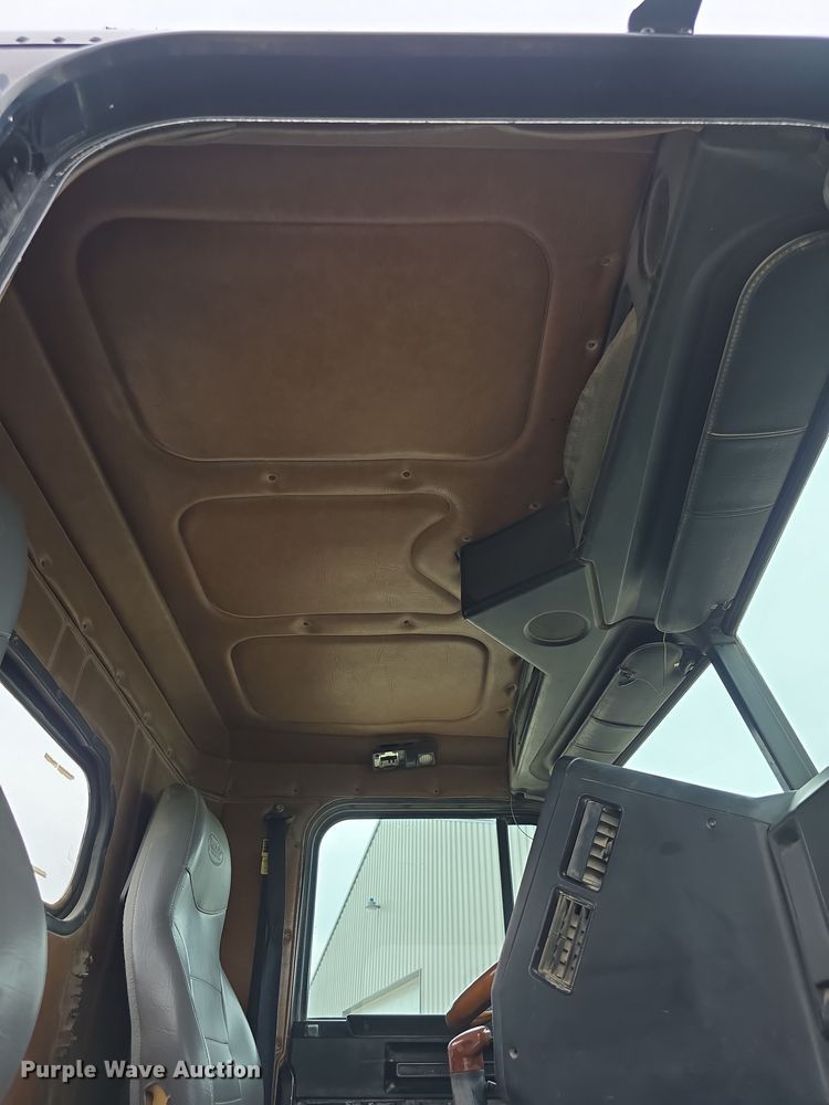 image for item EF3767 1998 Freightliner  FL112 hook lift truck