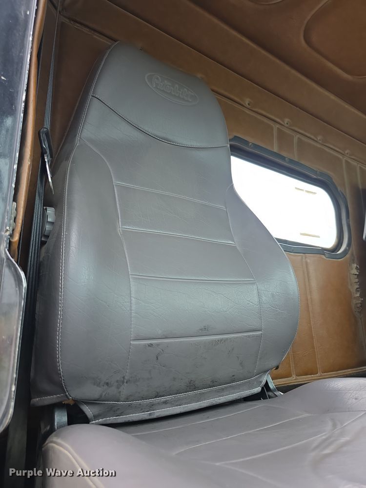 image for item EF3767 1998 Freightliner  FL112 hook lift truck