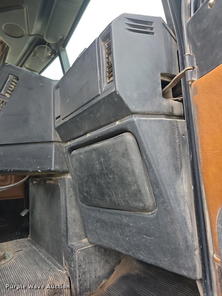 image for item EF3767 1998 Freightliner  FL112 hook lift truck