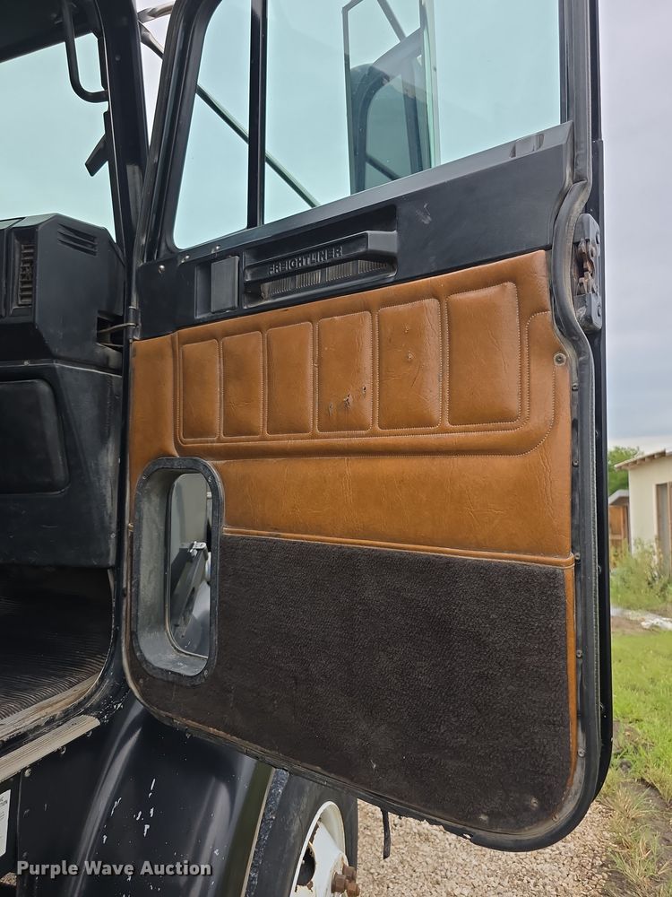 image for item EF3767 1998 Freightliner  FL112 hook lift truck