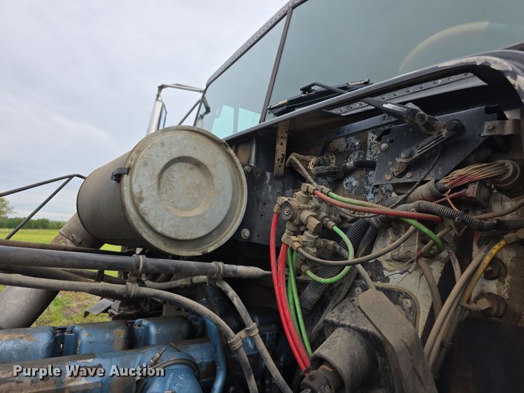 image for item EF3767 1998 Freightliner  FL112 hook lift truck