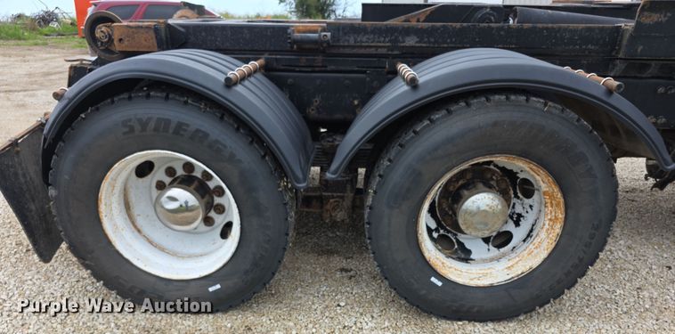 image for item EF3767 1998 Freightliner  FL112 hook lift truck