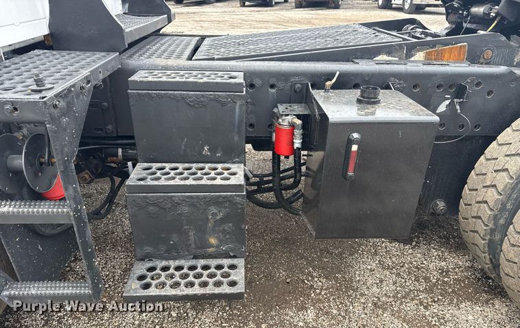 image for item EG5916 2011 Cargotec Solutions LLC yard truck