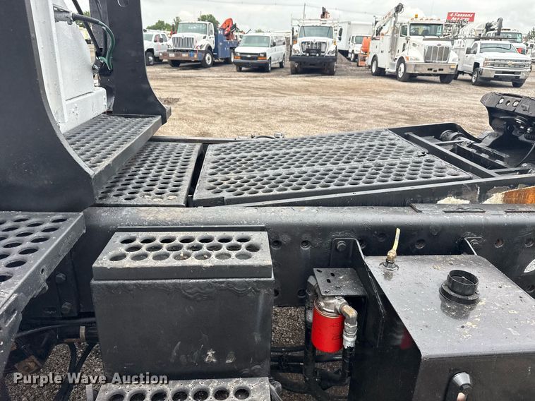 image for item EG5916 2011 Cargotec Solutions LLC yard truck