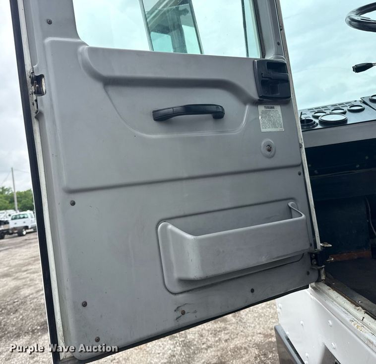 image for item EG5916 2011 Cargotec Solutions LLC yard truck