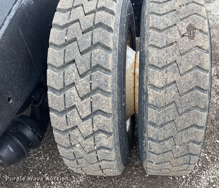 image for item EG5916 2011 Cargotec Solutions LLC yard truck