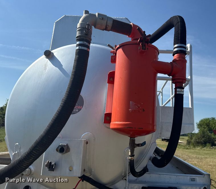 image for item EG6132 2012 Dragon Products vacuum trailer