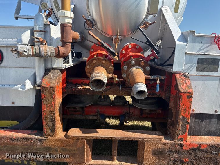 image for item EG6132 2012 Dragon Products vacuum trailer