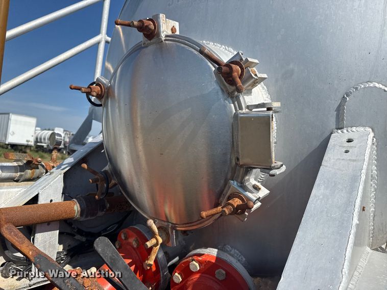 image for item EG6132 2012 Dragon Products vacuum trailer