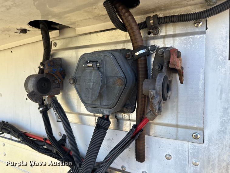 image for item EG6133 2004 Utility Trailer  VS2RA refrigerated van trailer