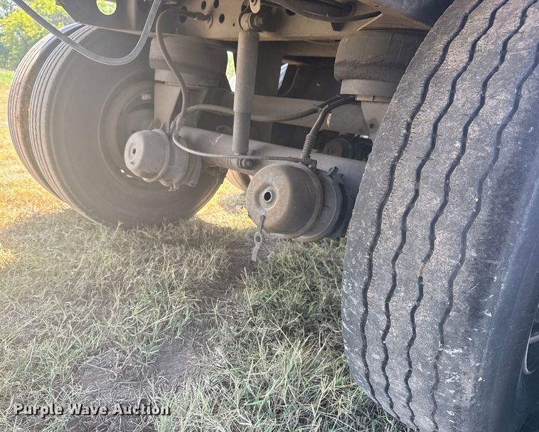 image for item EG6134 2000 Wabash National dry van trailer