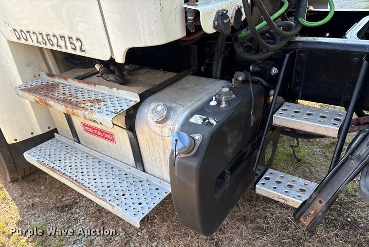 image for item EM0599 2013 Freightliner Business Class M2 semi truck