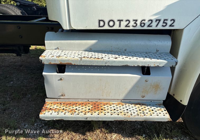 image for item EM0599 2013 Freightliner Business Class M2 semi truck