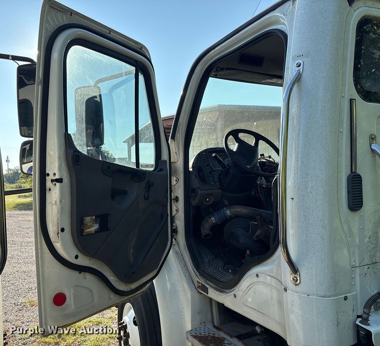 image for item EM0599 2013 Freightliner Business Class M2 semi truck