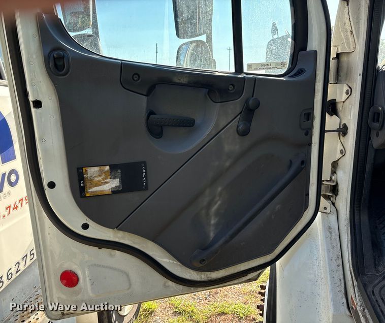 image for item EM0599 2013 Freightliner Business Class M2 semi truck