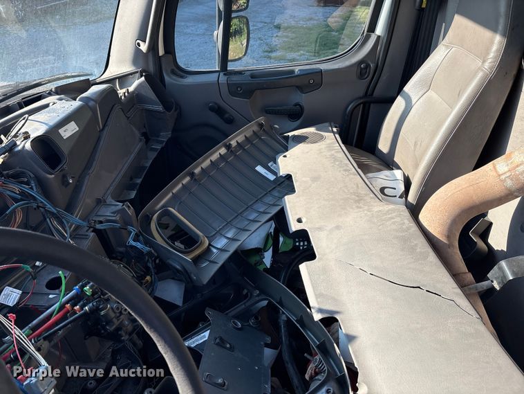 image for item EM0599 2013 Freightliner Business Class M2 semi truck