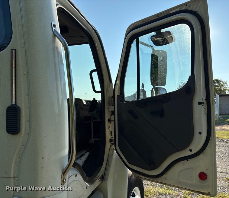 image for item EM0599 2013 Freightliner Business Class M2 semi truck