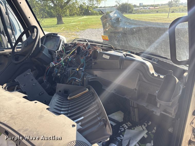 image for item EM0599 2013 Freightliner Business Class M2 semi truck