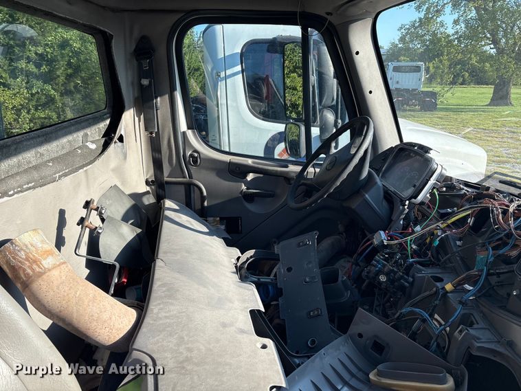 image for item EM0599 2013 Freightliner Business Class M2 semi truck