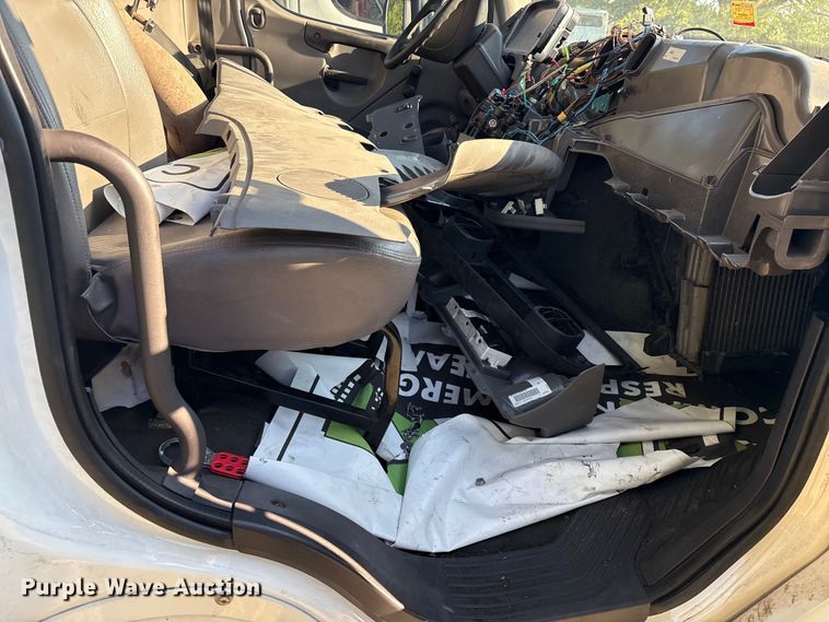 image for item EM0599 2013 Freightliner Business Class M2 semi truck